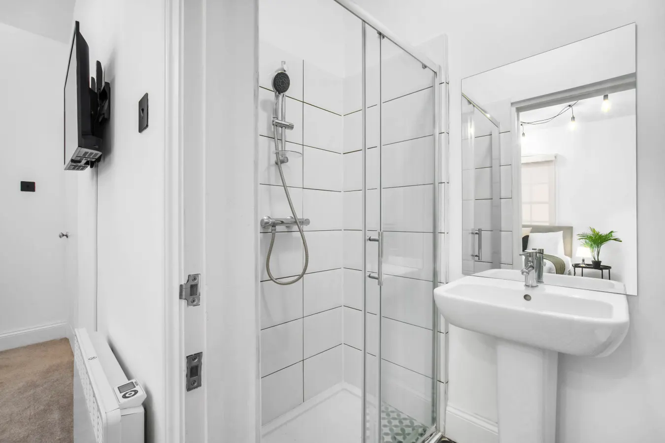 Modern 3 Bedroom Townhouse - Bedroom TVs - Wolverhampton Centre 16