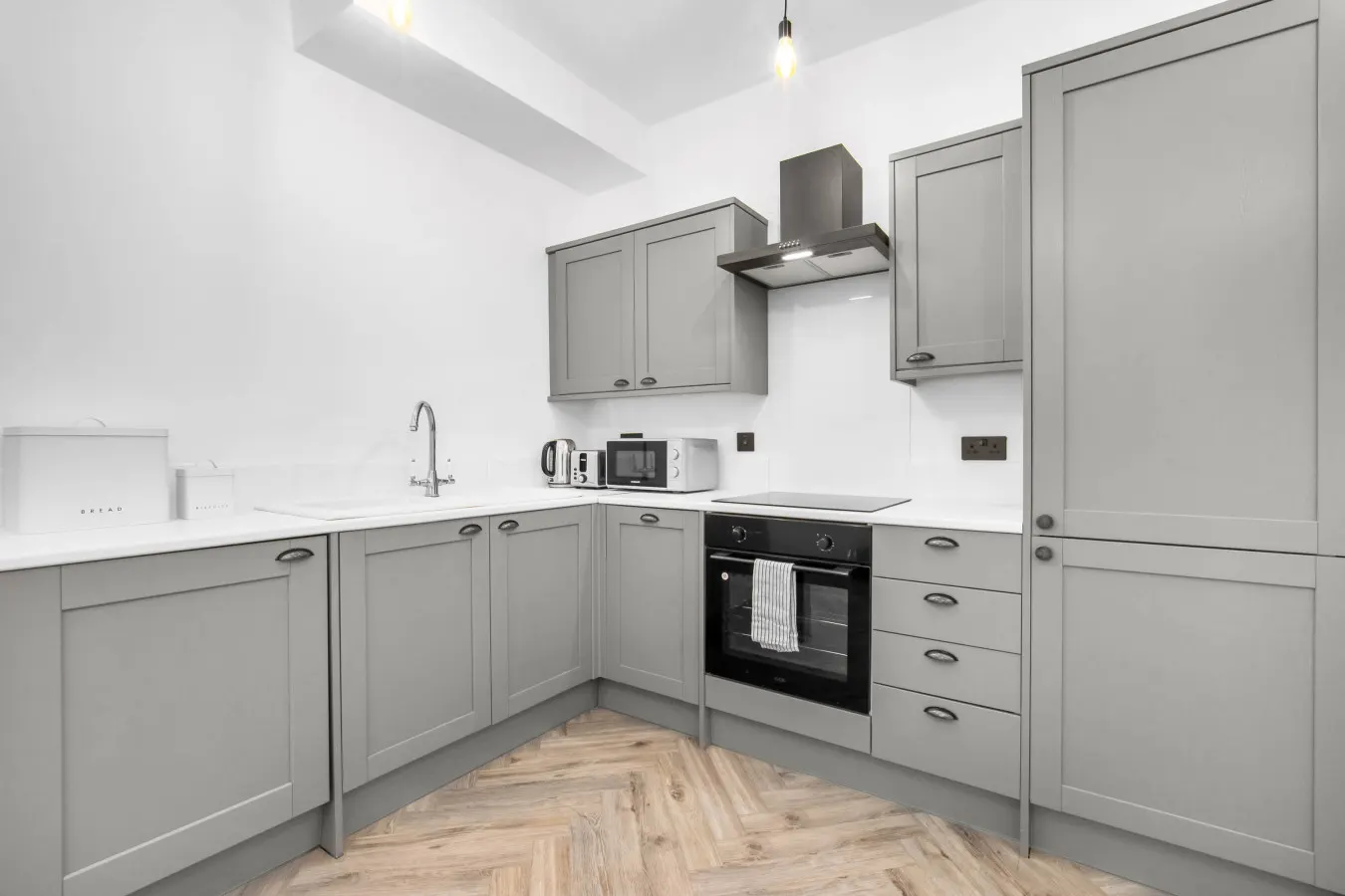 Modern 3 Bedroom Townhouse - Bedroom TVs - Wolverhampton Centre — photo 4