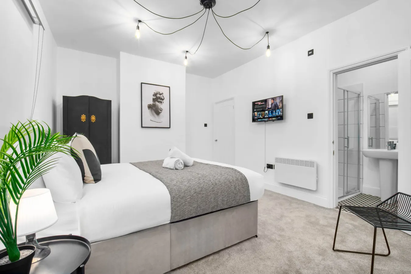Modern 3 Bedroom Townhouse - Bedroom TVs - Wolverhampton Centre 8