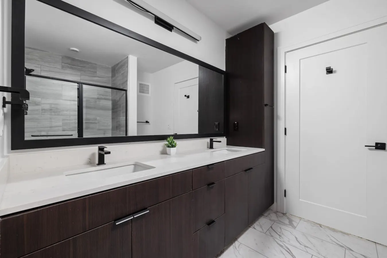 Insane Massive Modern Townhome: Parking+Pool+Lounge 9