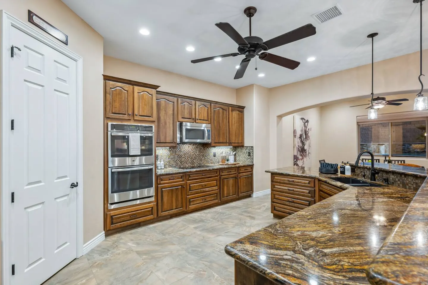 Grand Luxe Pool+Spa RV Garage Starlink BBQ 14
