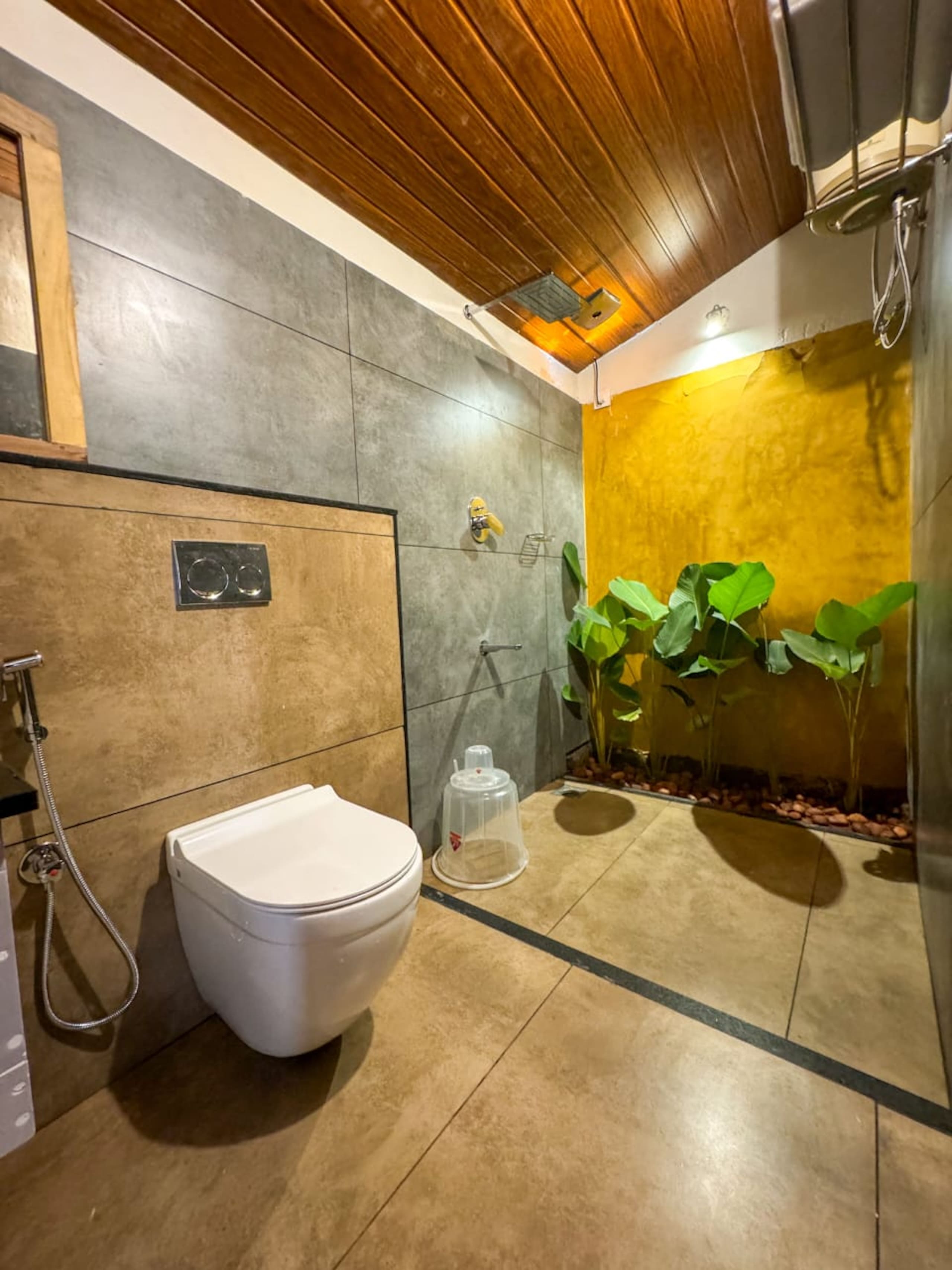 Cottage surrounded by a 200 acre Tea Estate 8