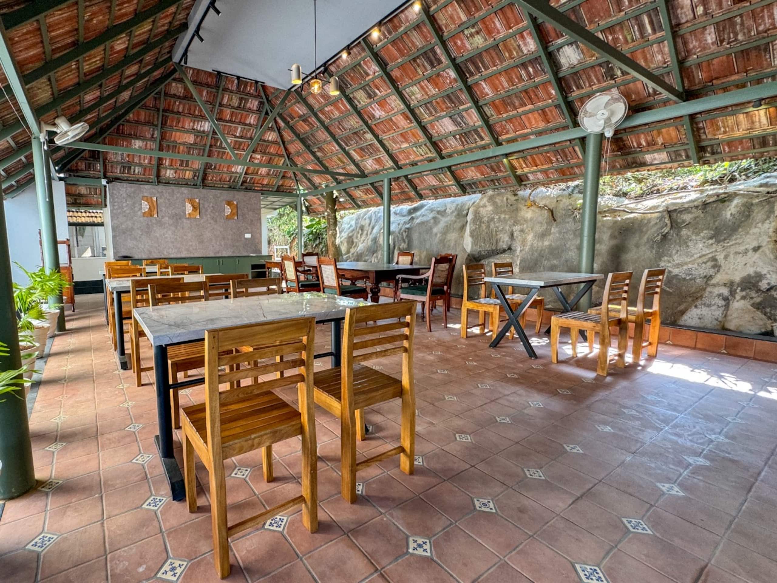 Cottage surrounded by a 200 acre Tea Estate 7