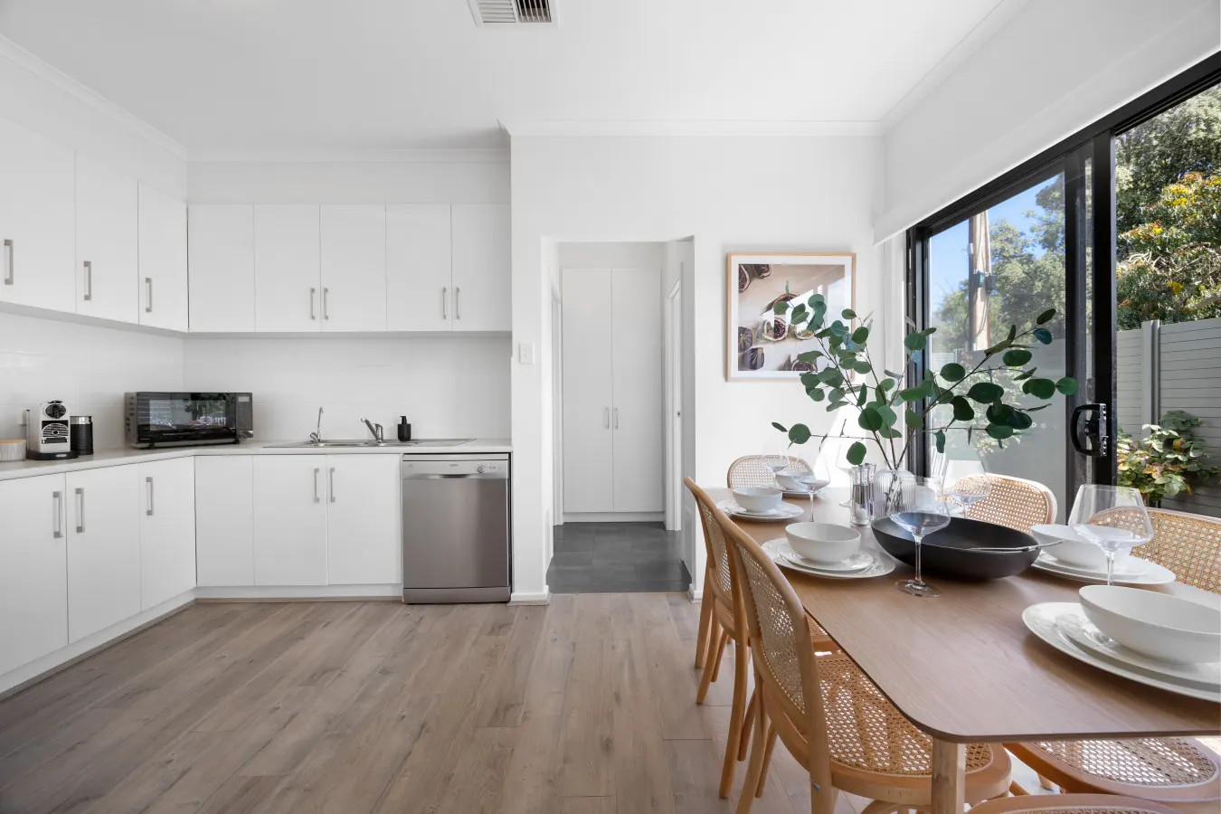 The Oak Grove—Stylish Retreat between Beach & CBD 9