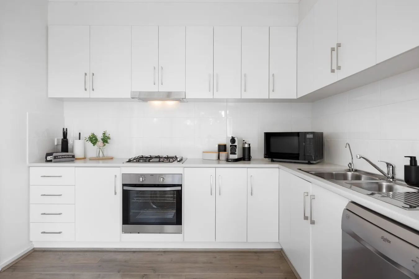 The Oak Grove—Stylish Retreat between Beach & CBD 10