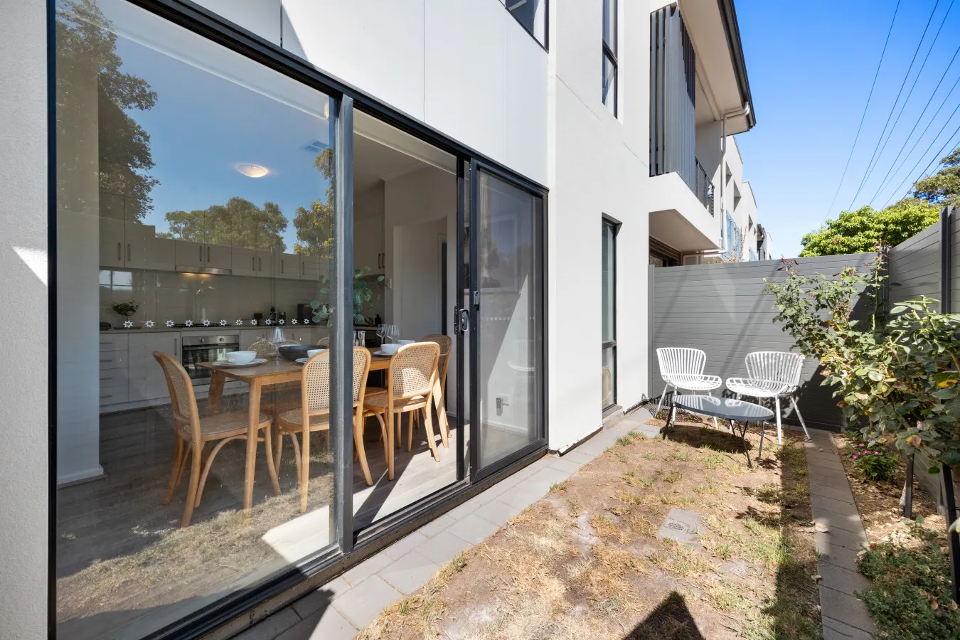 The Oak Grove—Stylish Retreat between Beach & CBD 11