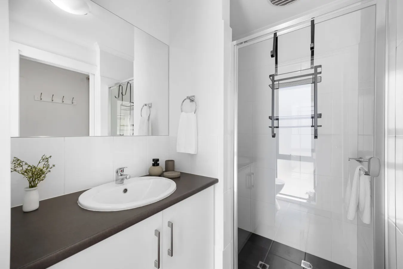 The Oak Grove—Stylish Retreat between Beach & CBD 13