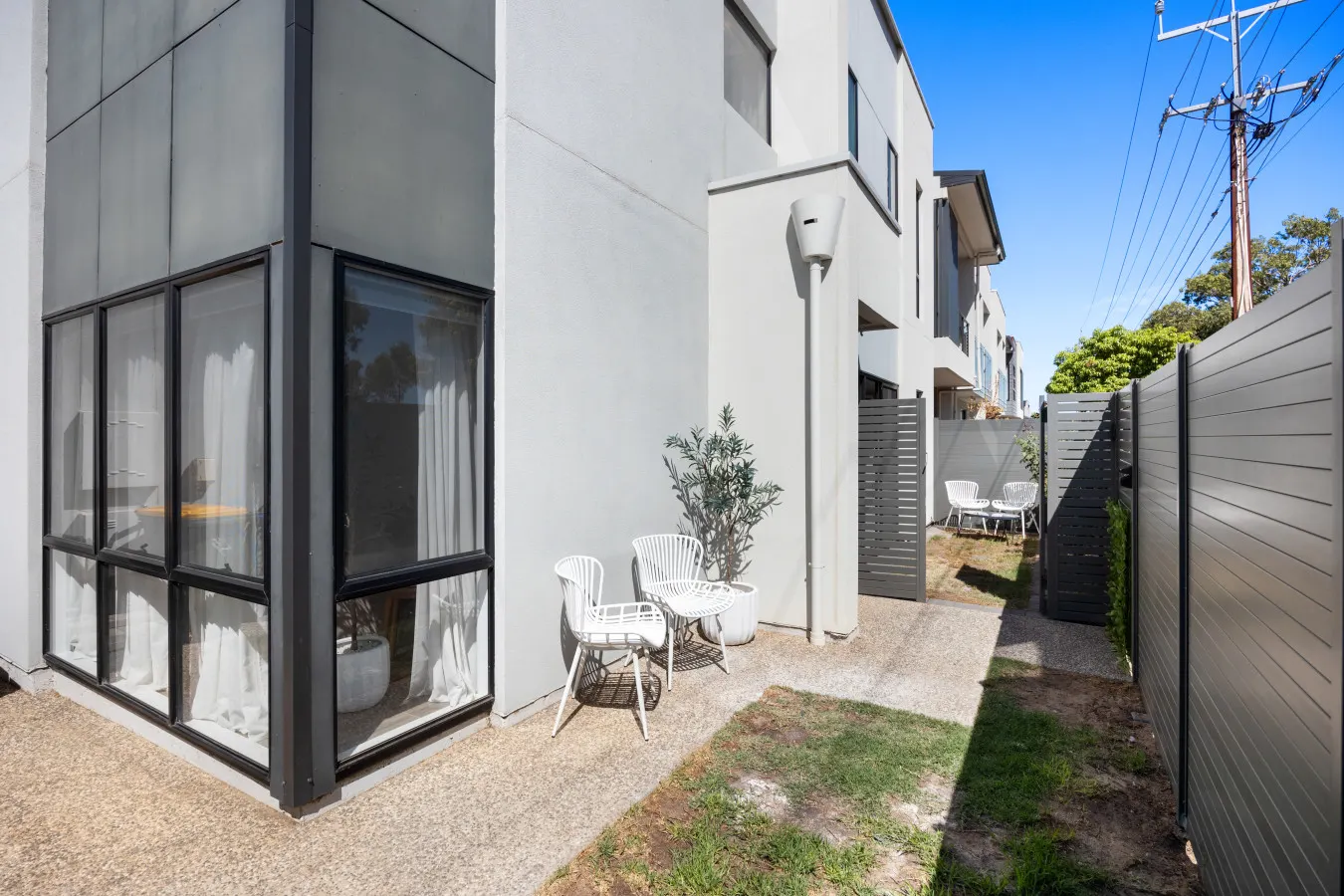 The Oak Grove—Stylish Retreat between Beach & CBD 18