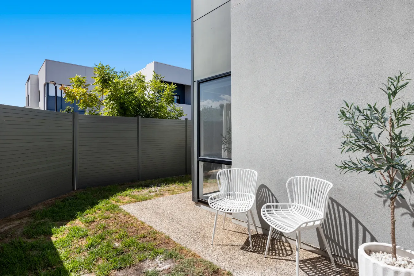 The Oak Grove—Stylish Retreat between Beach & CBD 19