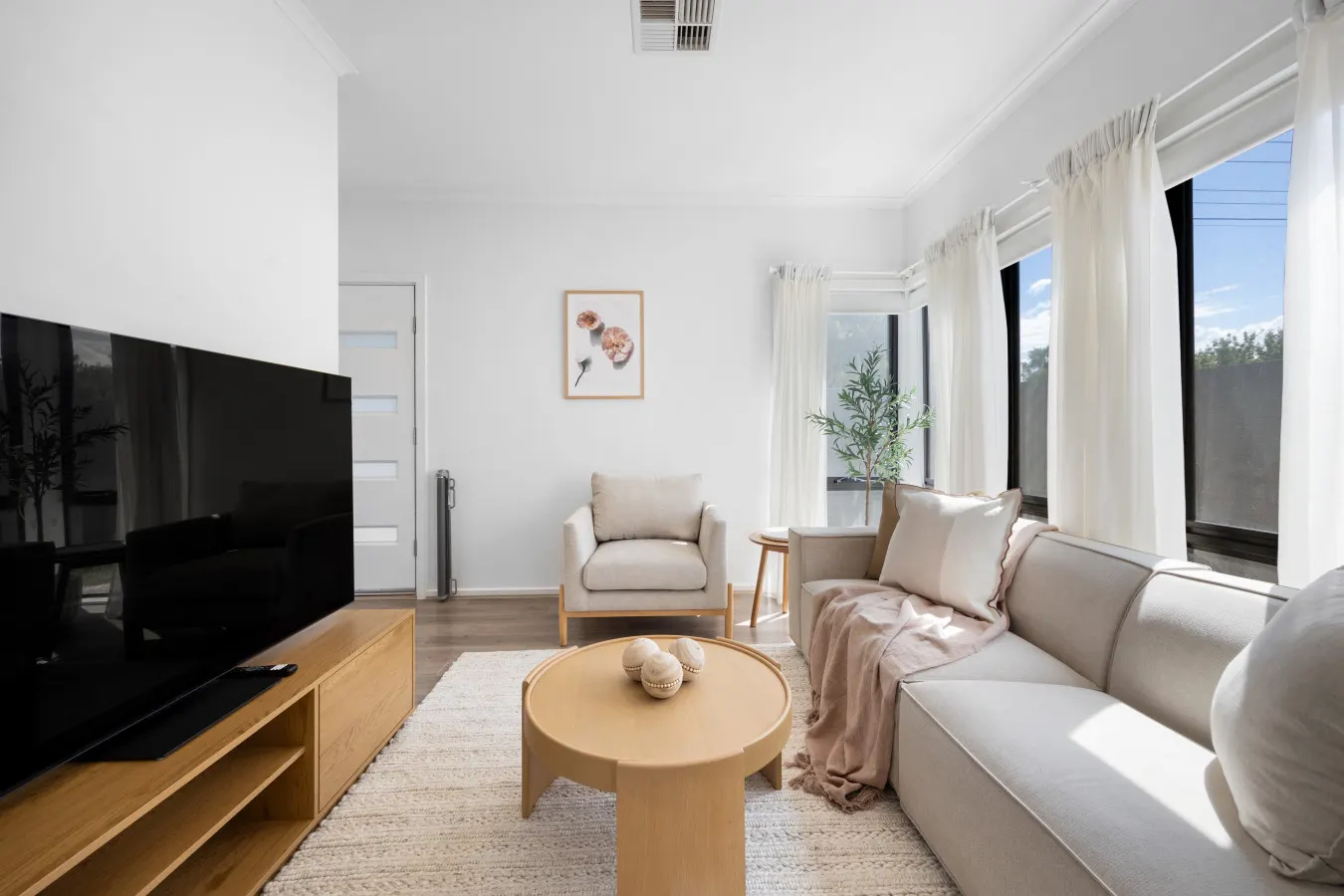 The Oak Grove—Stylish Retreat between Beach & CBD 6