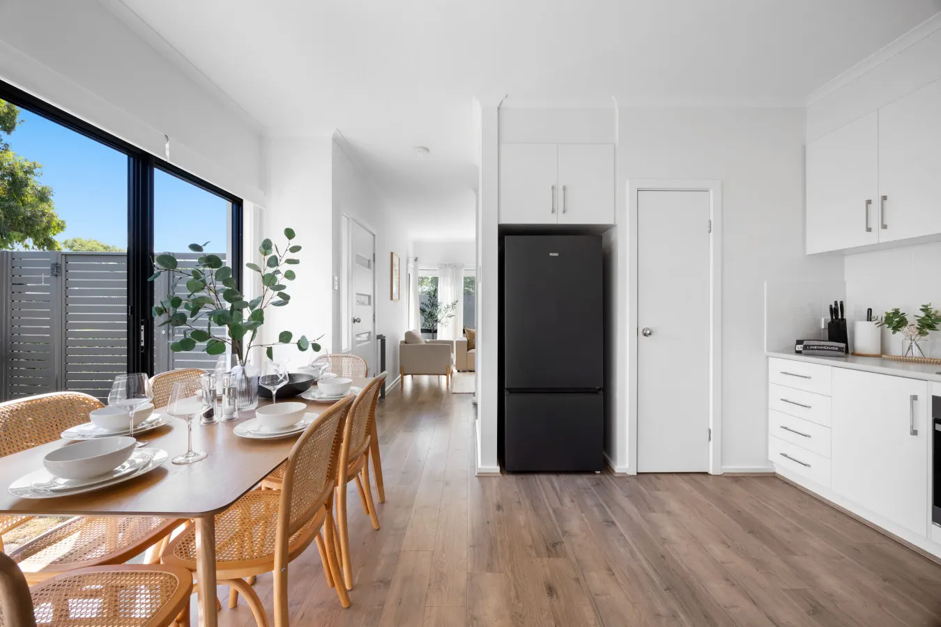 The Oak Grove—Stylish Retreat between Beach & CBD 8