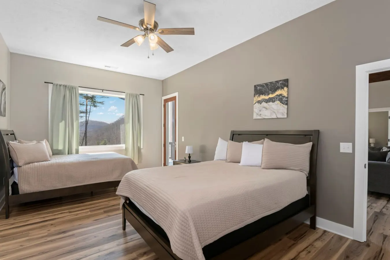 Mountain Retreat Cozy Balcony & Grill 10
