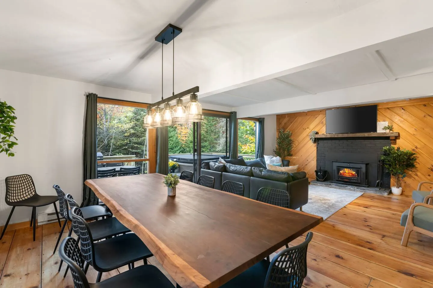 Chalet 1mi to Mount Snow with cinema and hot tub 9