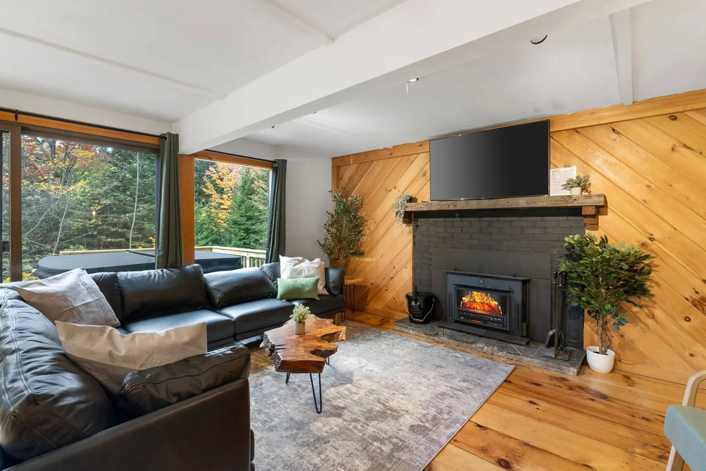 Chalet 1mi to Mount Snow with cinema and hot tub 10
