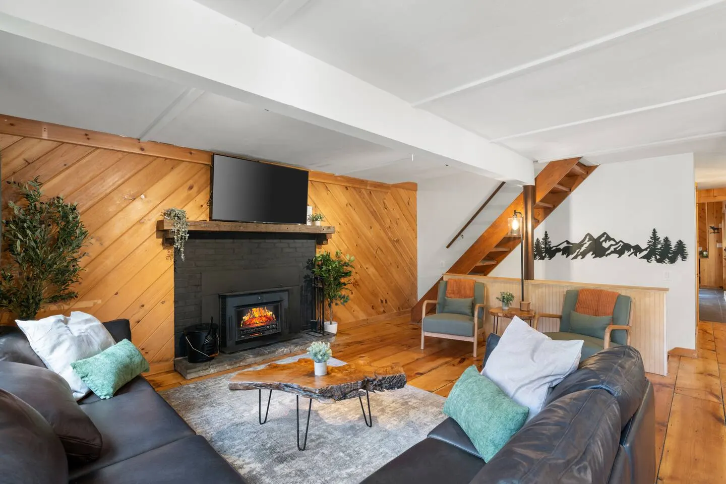 Chalet 1mi to Mount Snow with cinema and hot tub 12