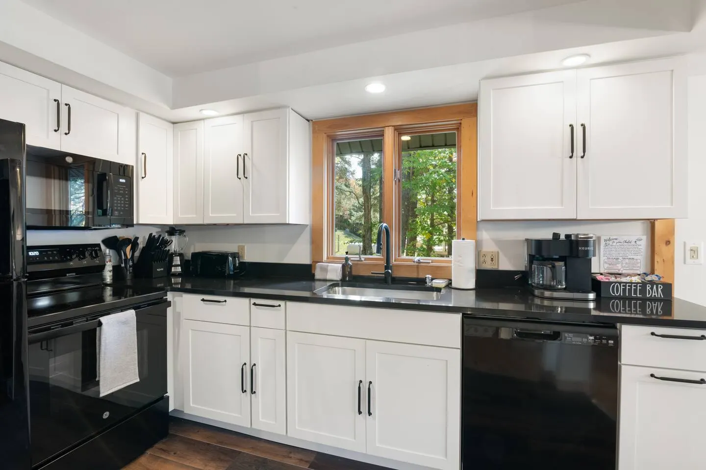 Chalet 1mi to Mount Snow with cinema and hot tub 16