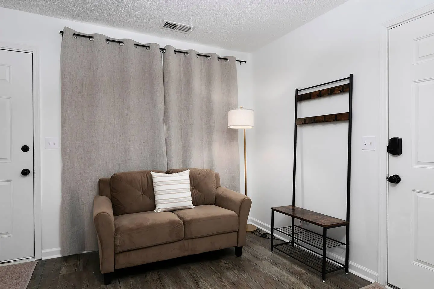 3 Bed 2 Bath Renovated Cozy Rustic Home 9