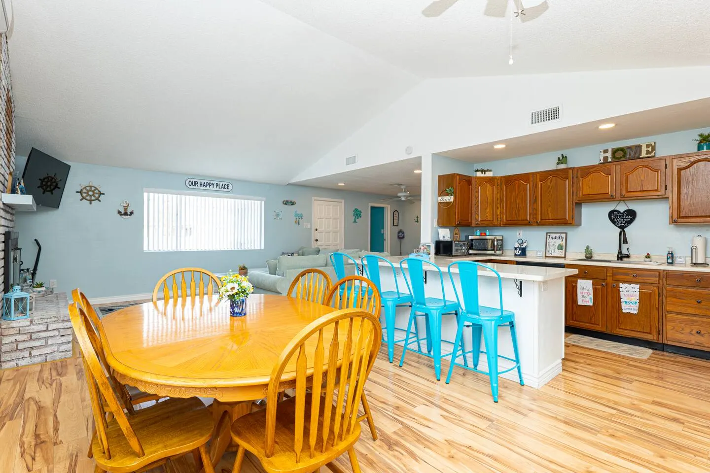 "Anchored Inn" Great Location Sleeps 12 BBQ 12