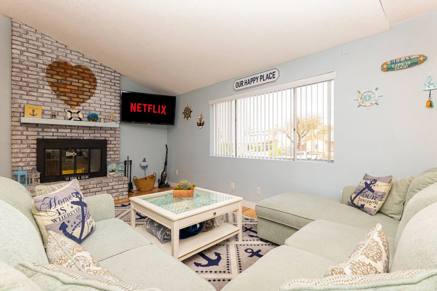 "Anchored Inn" Great Location Sleeps 12 BBQ 7