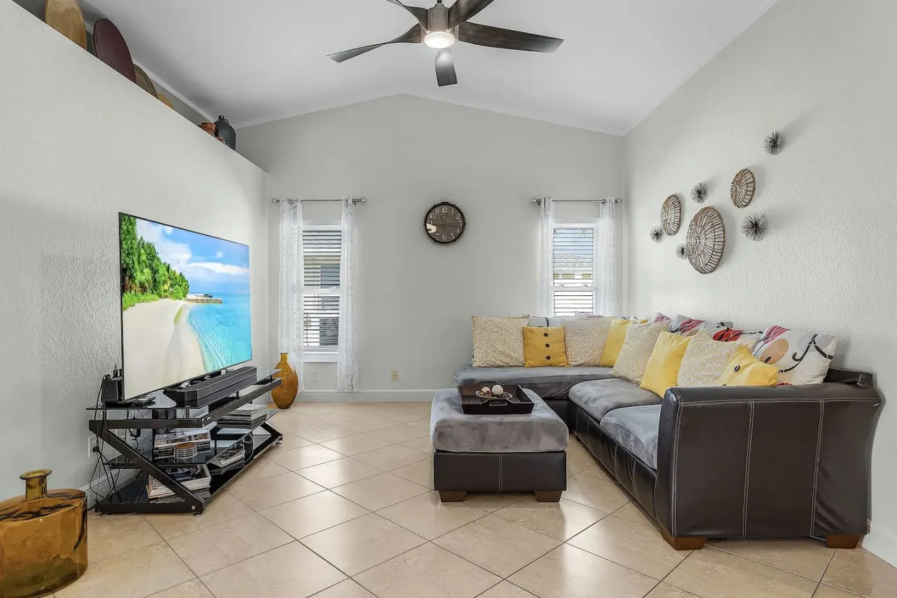 Heated Pool home with FREE Pay Per View Sports — photo 4