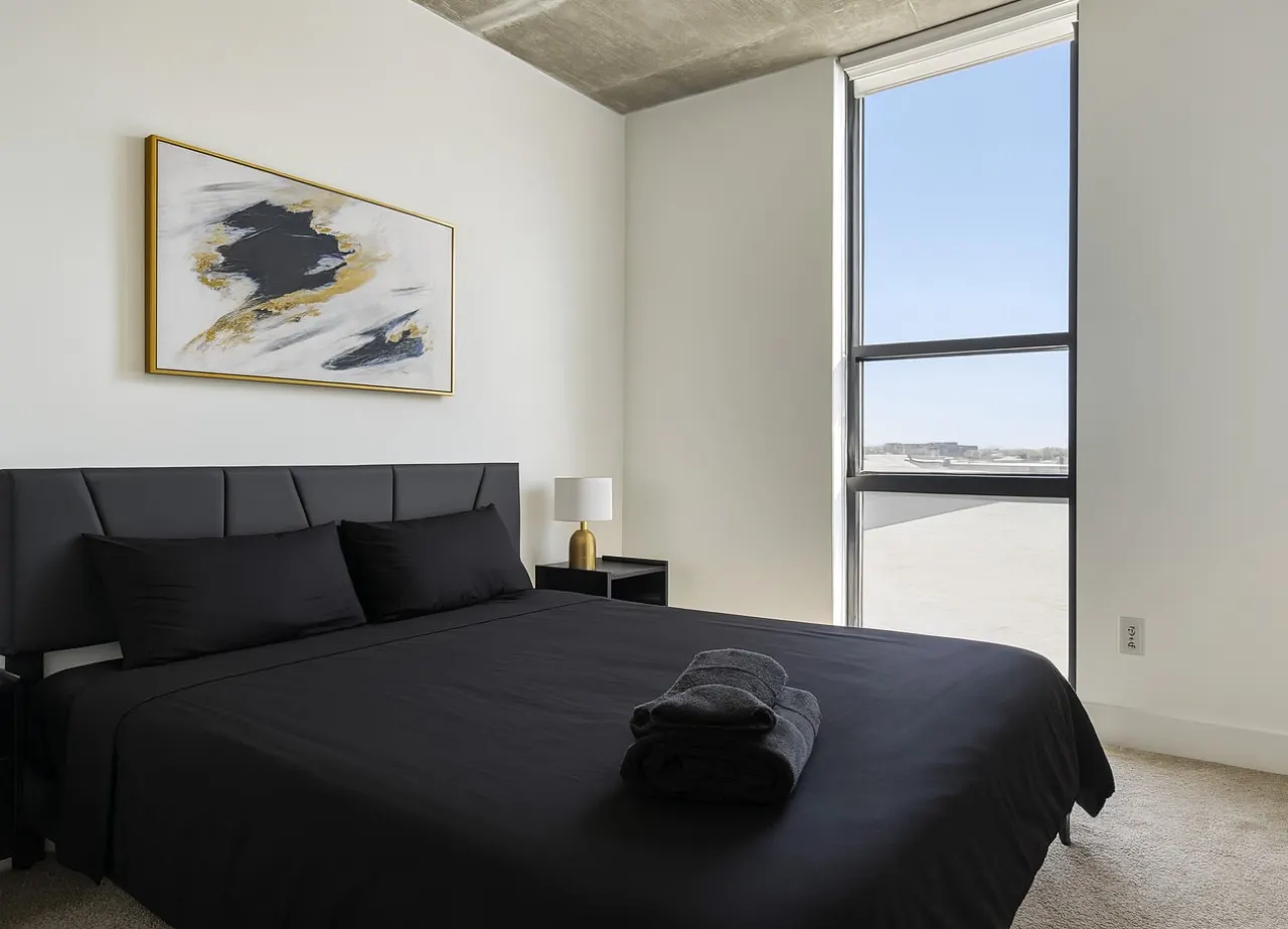Vibrant 2BR Stay | Pool, Sauna & Lounge P2 — photo 2