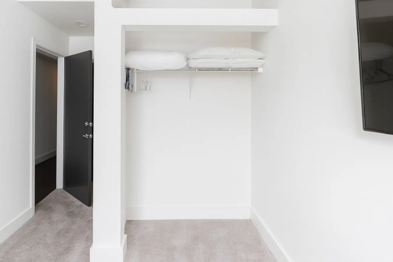 Vibrant 2BR Stay Pool, Sauna & Lounge P2 12
