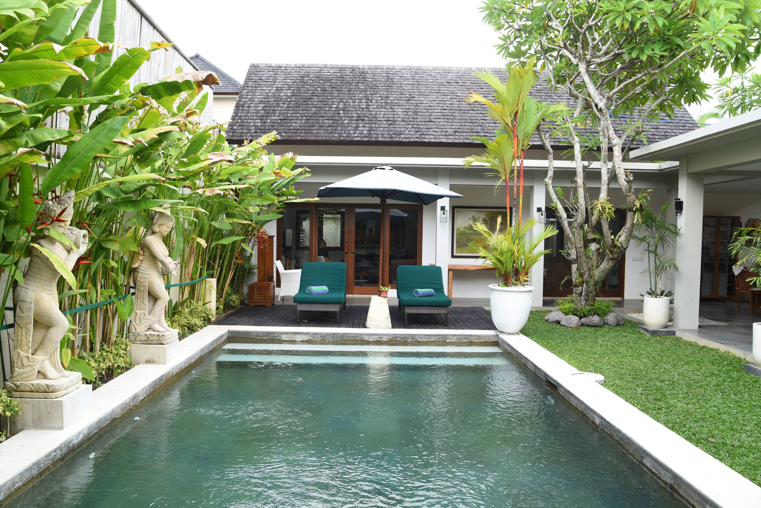 Walks to the beach - Villa with Gazebo