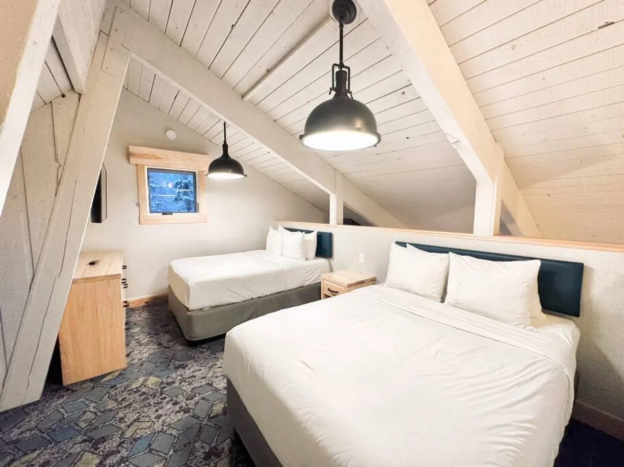 Cozy 3 Bed Mountain Cabin Loft Pool + EPIC views! — photo 3