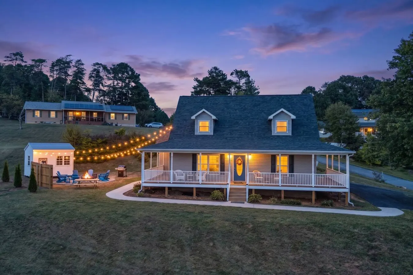 Peaceful Escape | Mins to AVL, Firepit & Grill