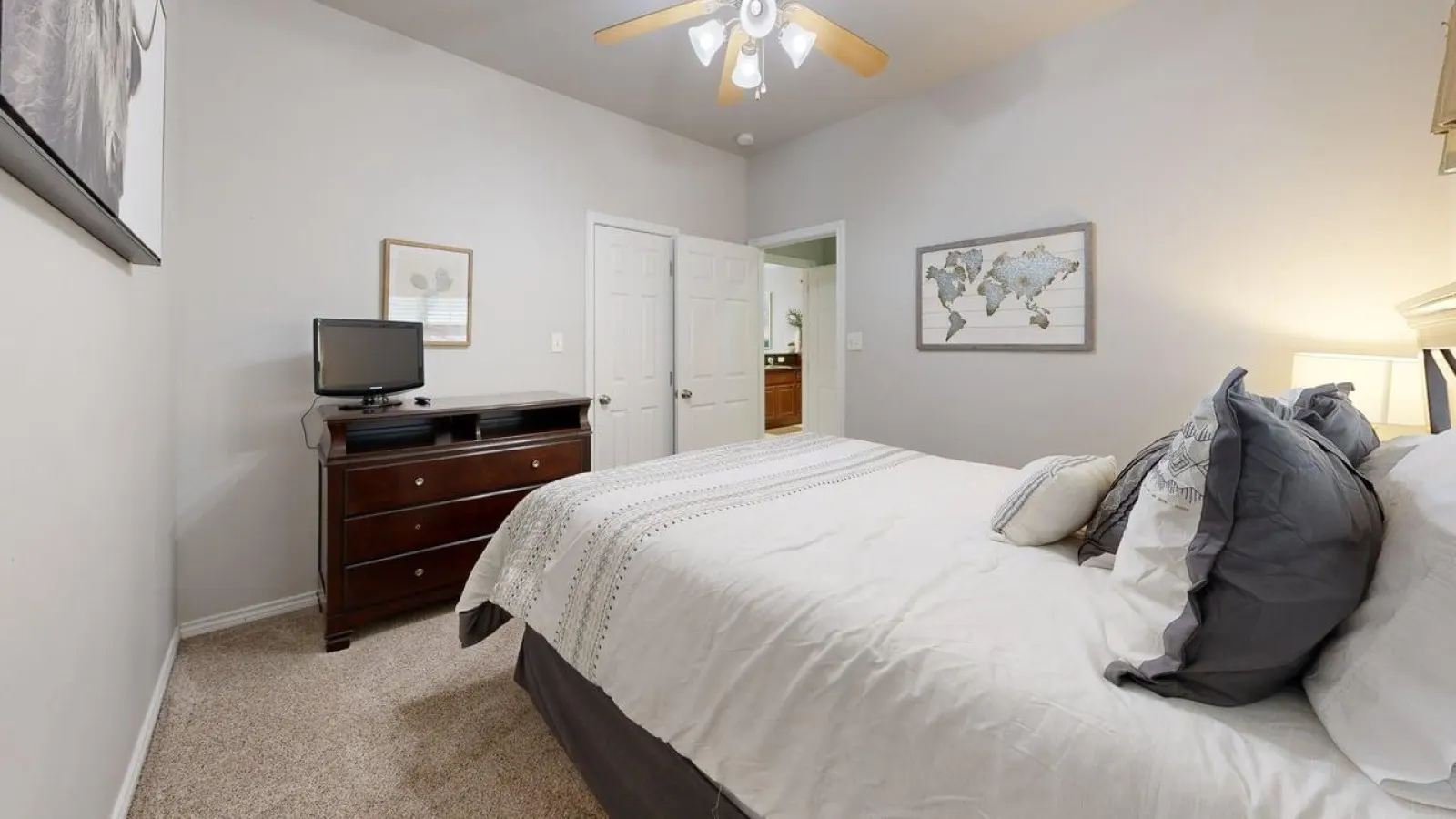 University Place - 3.5 miles to Kyle Field, Pool access! 11
