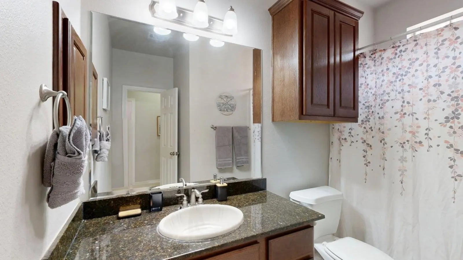 University Place - 3.5 miles to Kyle Field, Pool access! 12