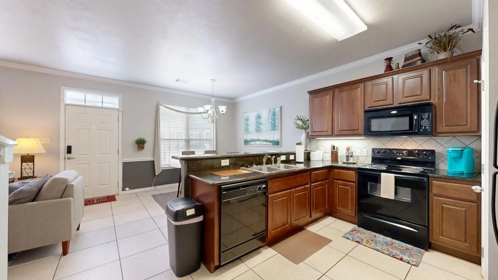 University Place - 3.5 miles to Kyle Field, Pool access! 6