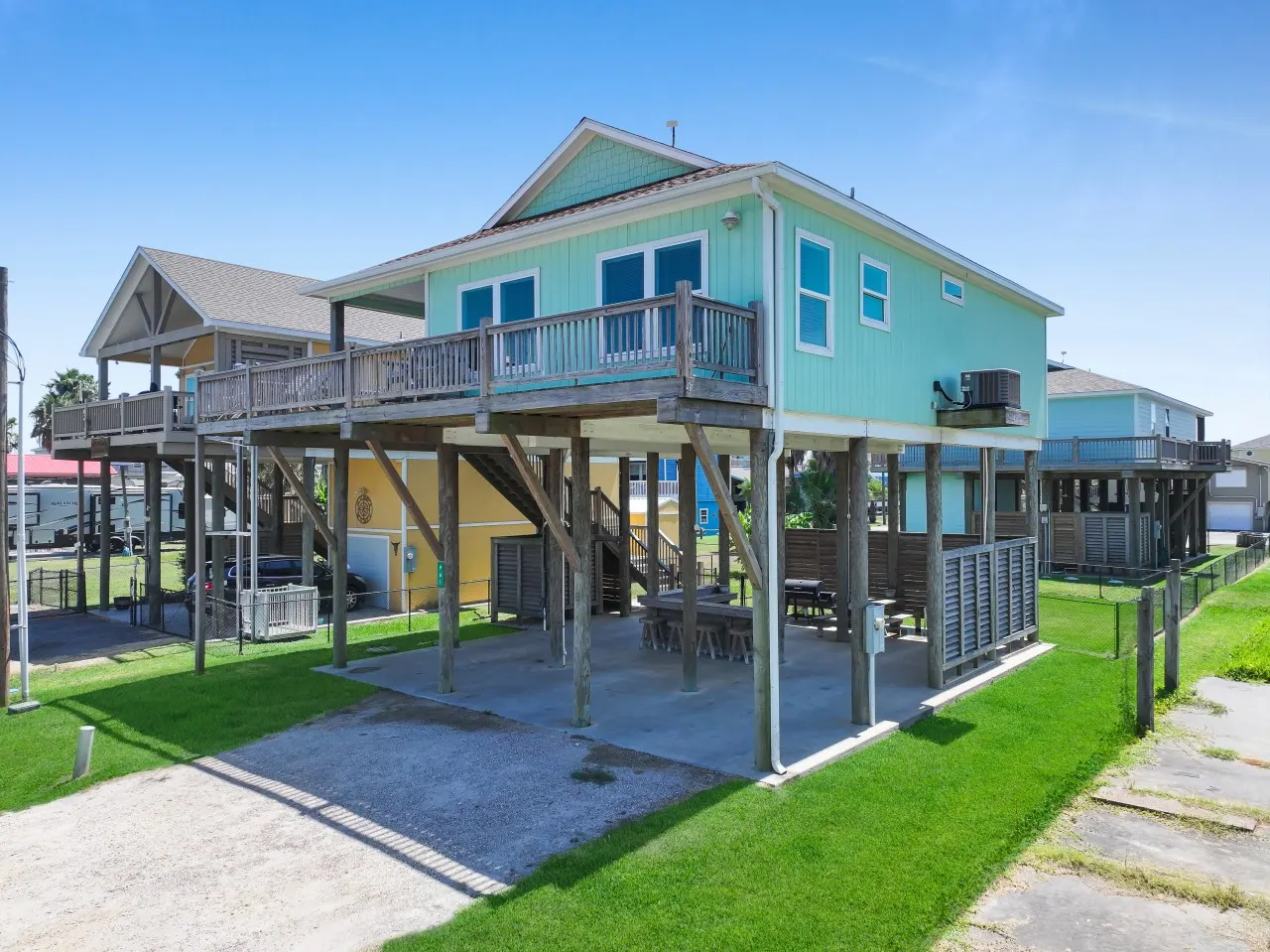 Anchors Away, Crystal Beach, Bolivar Peninsula, Sleeps 10, Fenced Back Yard, 3 Bedrooms, Play Set, Walk to Beach, In Tow — photo 2
