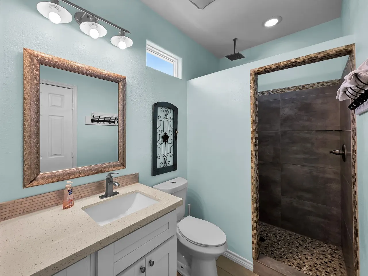 Anchors Away, Crystal Beach, Bolivar Peninsula, Sleeps 10, Fenced Back Yard, 3 Bedrooms, Play Set, Walk to Beach, In Tow 9