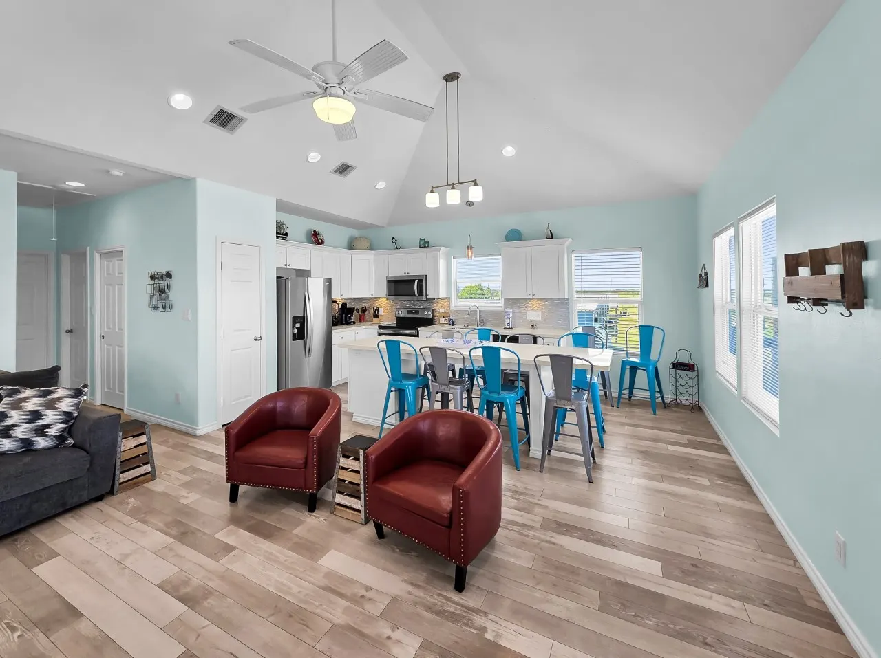Anchors Away, Crystal Beach, Bolivar Peninsula, Sleeps 10, Fenced Back Yard, 3 Bedrooms, Play Set, Walk to Beach, In Tow — photo 3