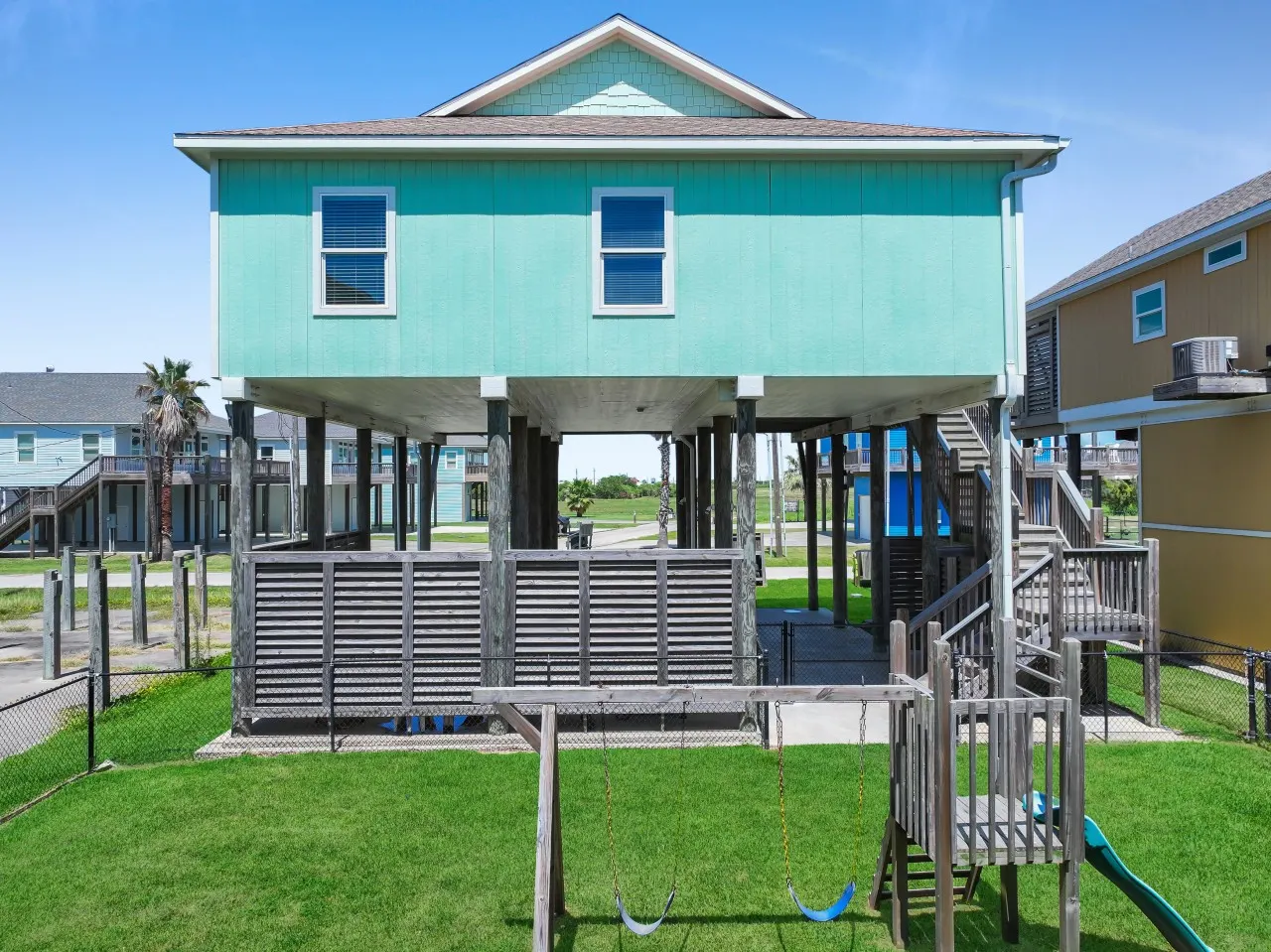 Anchors Away, Crystal Beach, Bolivar Peninsula, Sleeps 10, Fenced Back Yard, 3 Bedrooms, Play Set, Walk to Beach, In Tow — photo 4