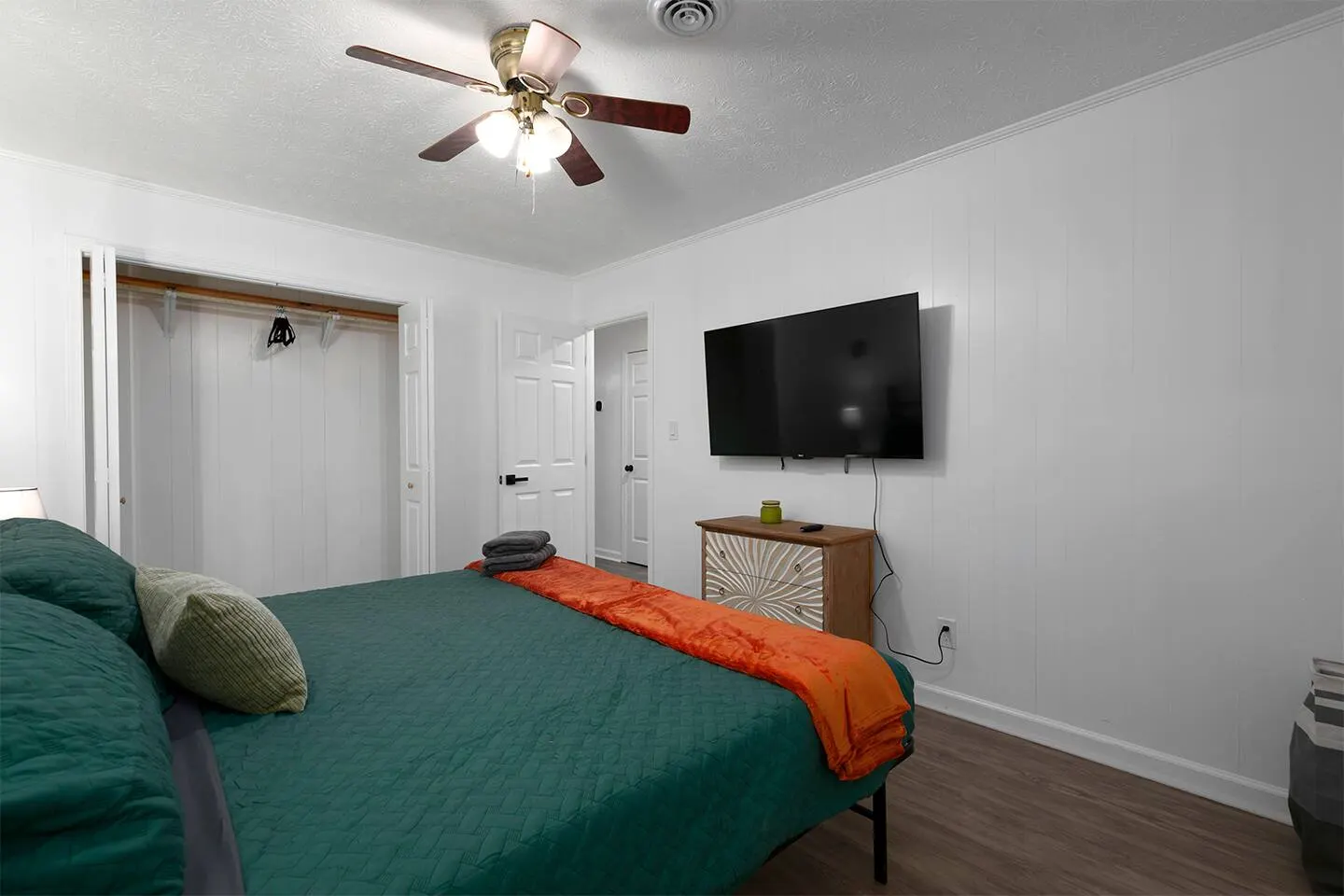 Rustic Retreat w 2 King Beds 10