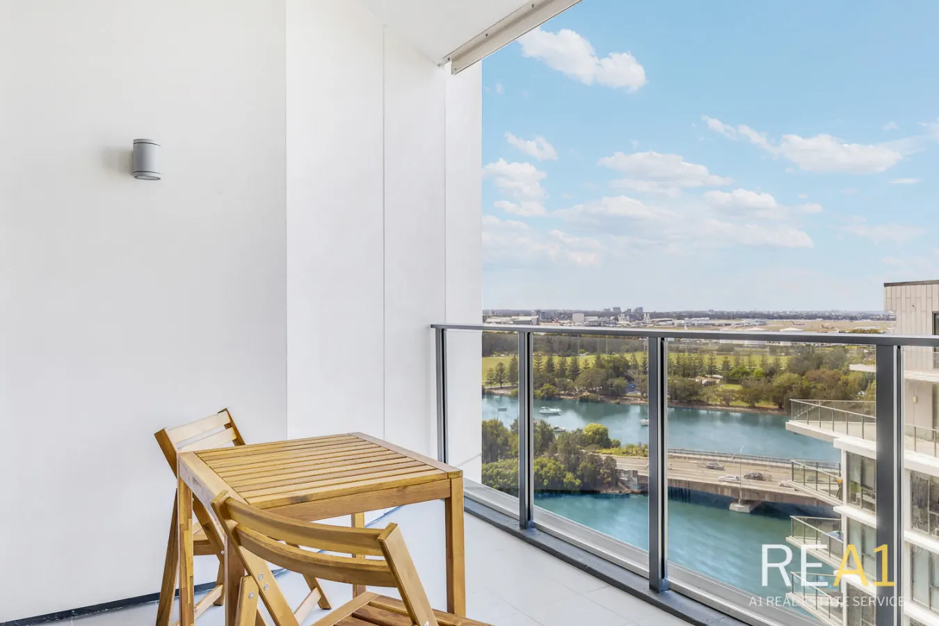 Wolli Creek 2BR Station, Airport, Pool + Parking 15