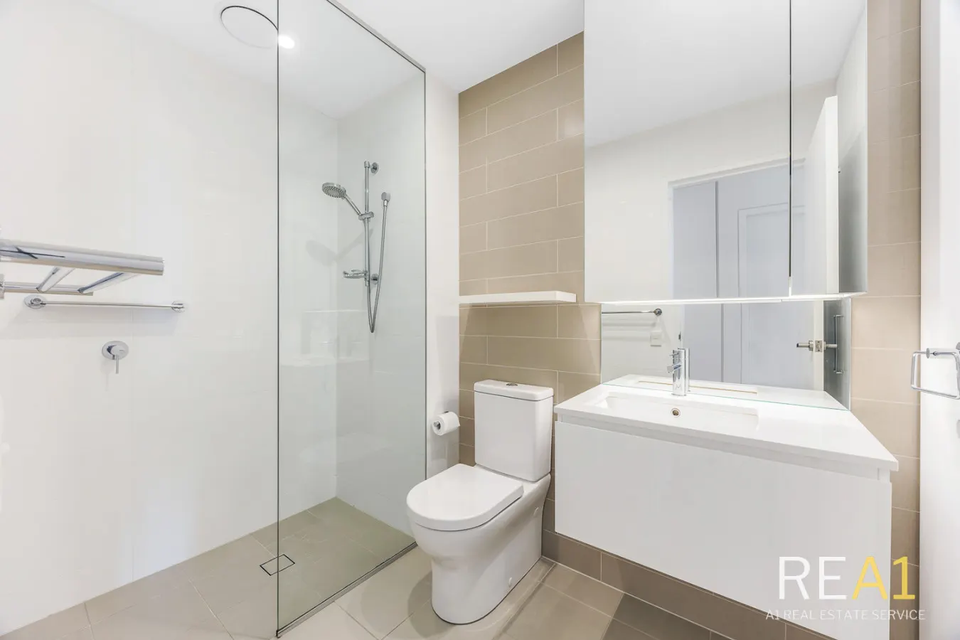 Wolli Creek 2BR Station, Airport, Pool + Parking 6