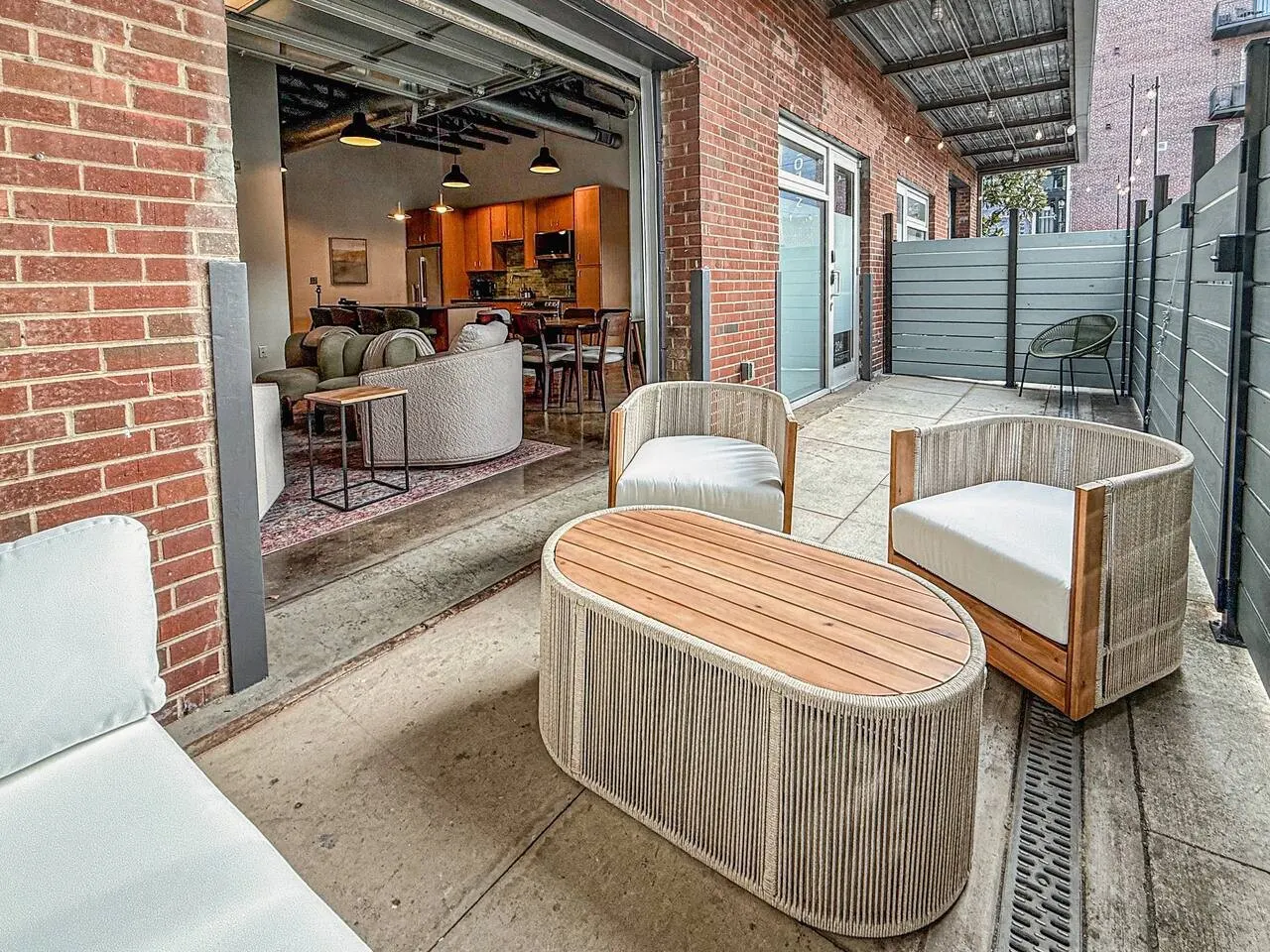Jackson Ave | Indoor-Outdoor Patio+2 Free parking