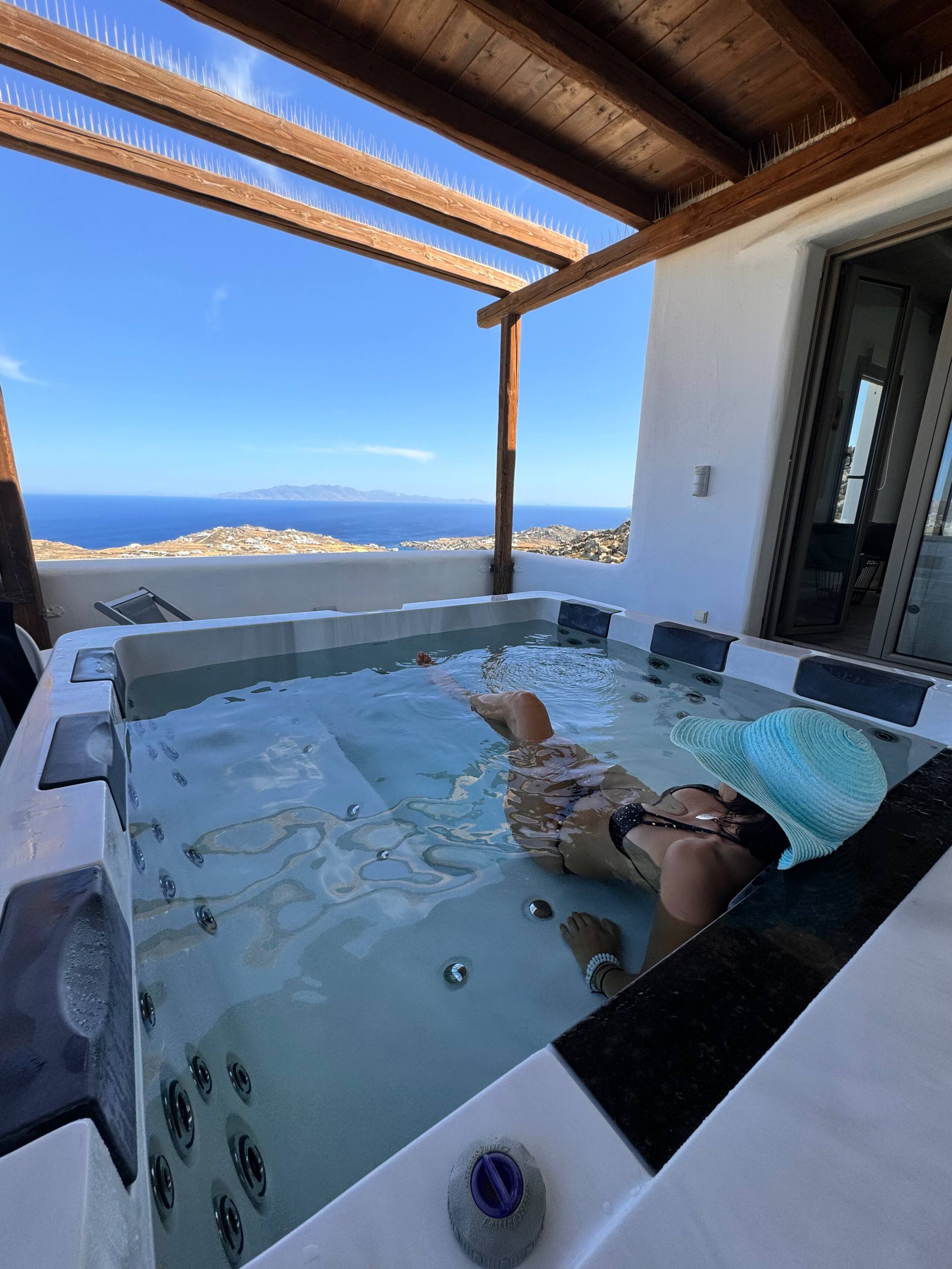 seaview suite/jacuzzi spa/Mykonos/amallini suites 18