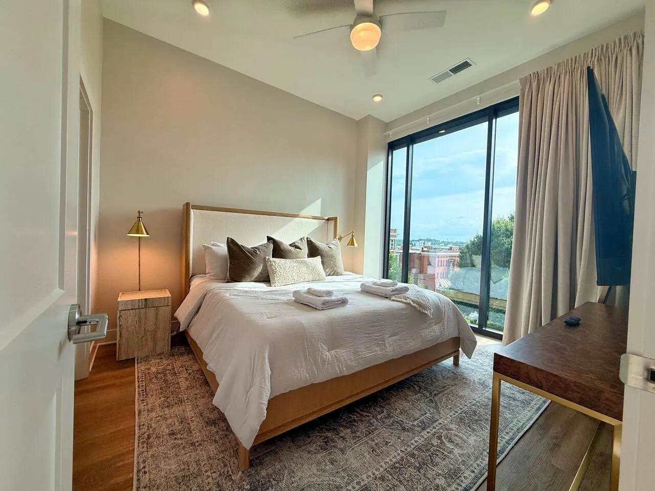 Stylish Downtown 1BR | Private Balcony + City View — photo 2