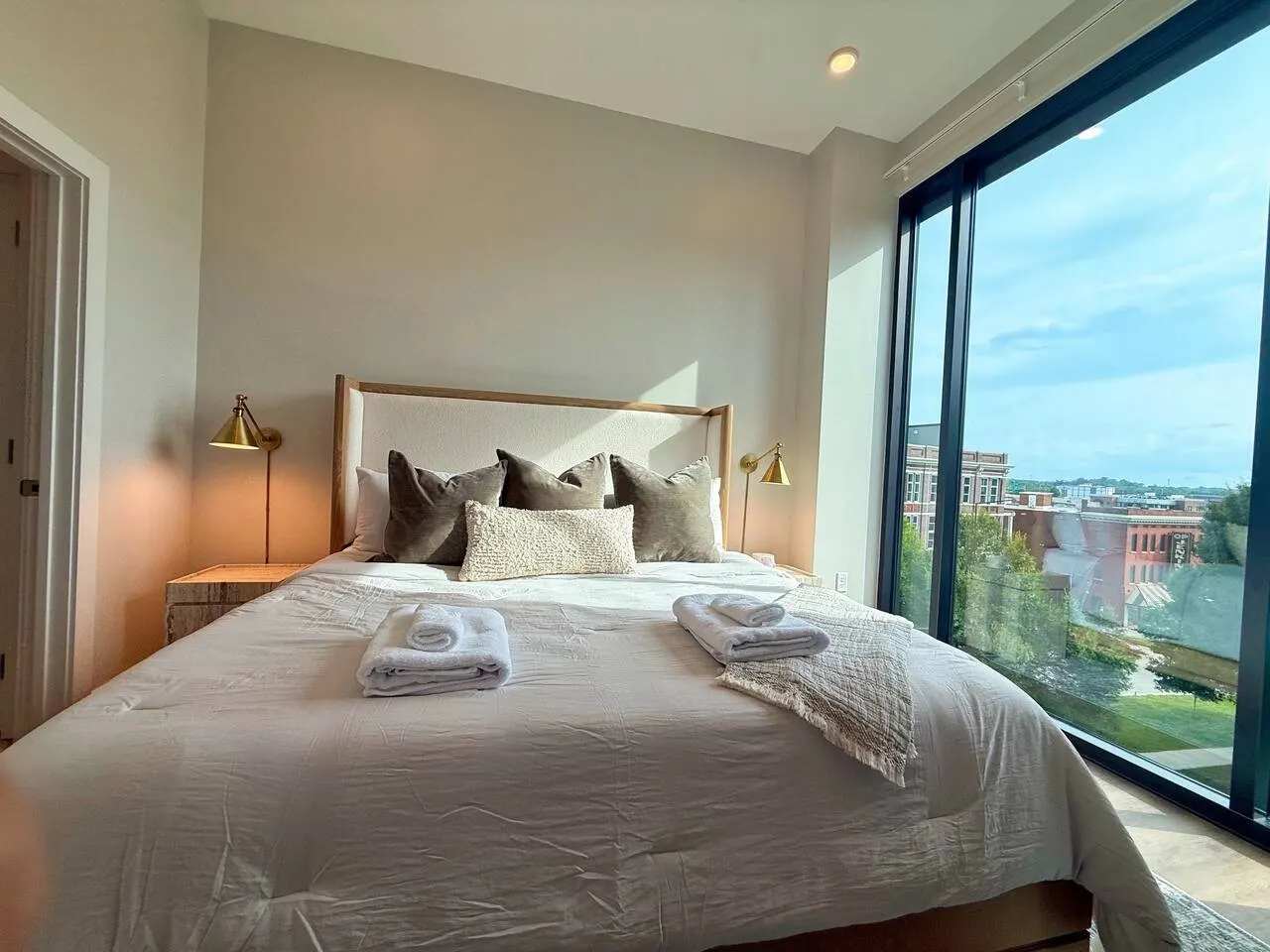Stylish Downtown 1BR Private Balcony + City View 9