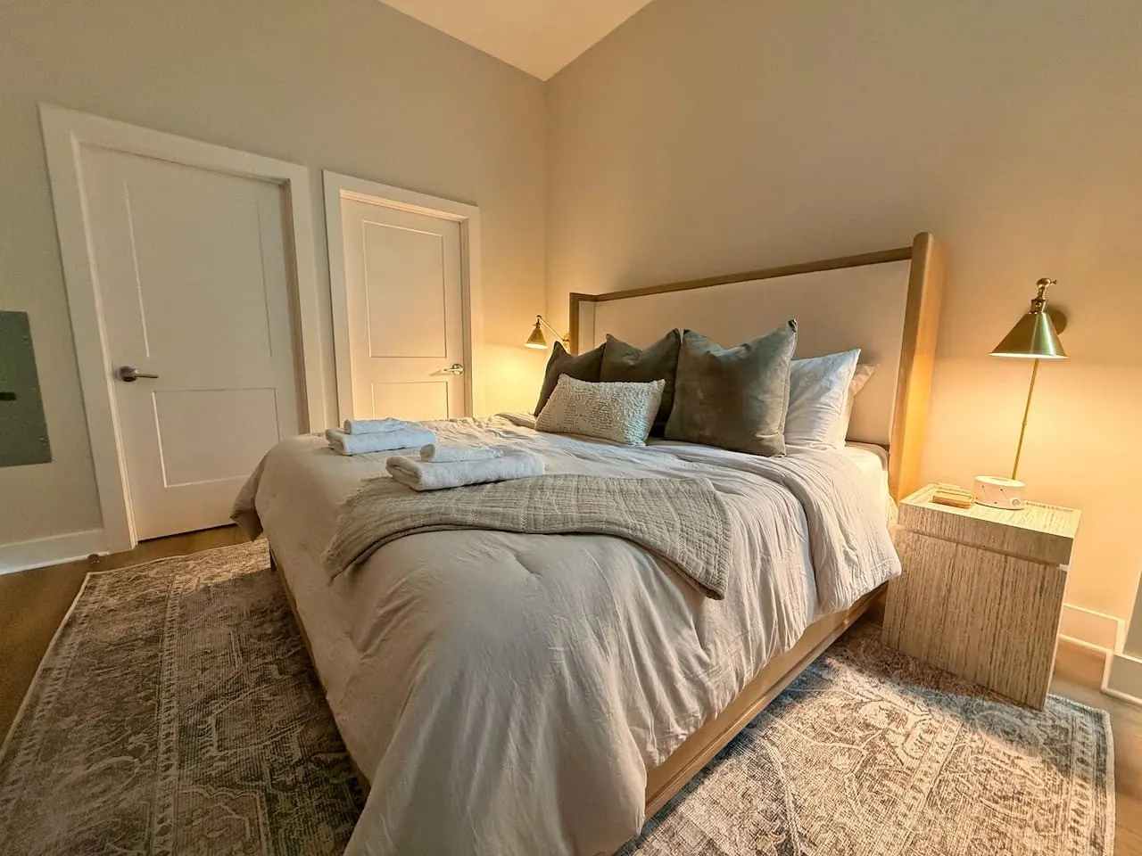 Stylish Downtown 1BR Private Balcony + City View 11