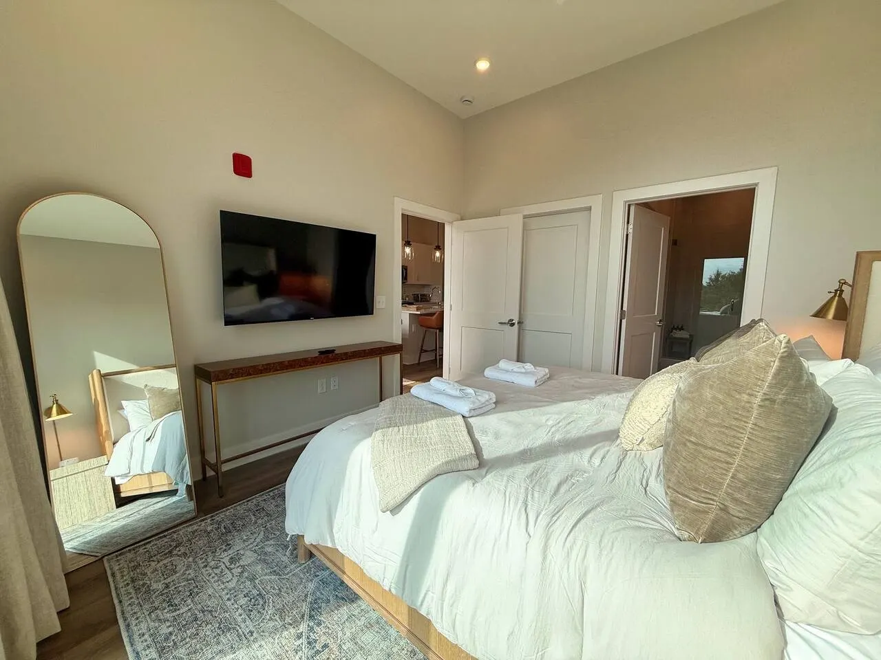 Stylish Downtown 1BR Private Balcony + City View 18