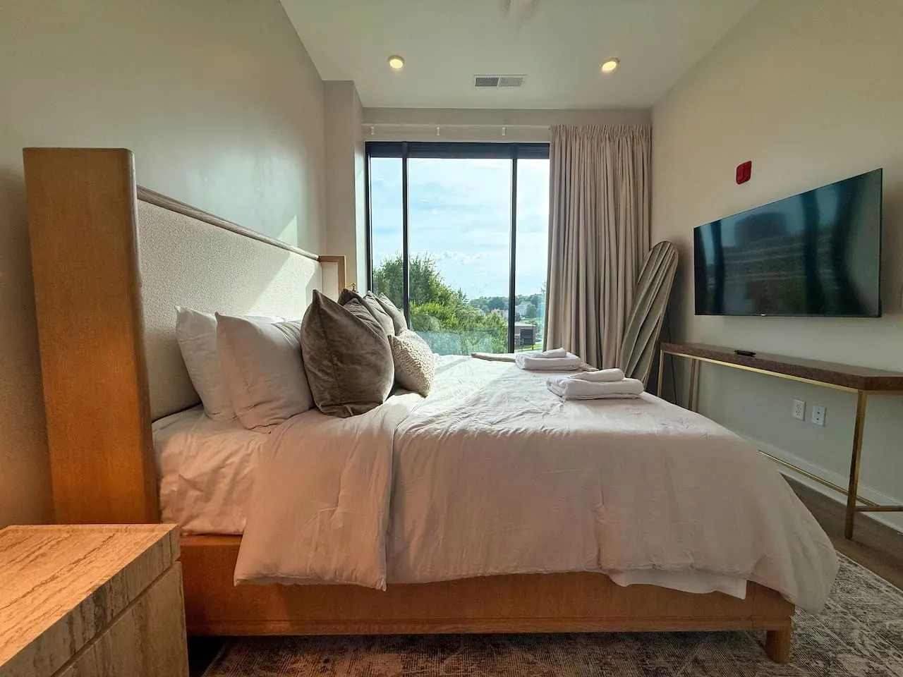 Stylish Downtown 1BR Private Balcony + City View 19