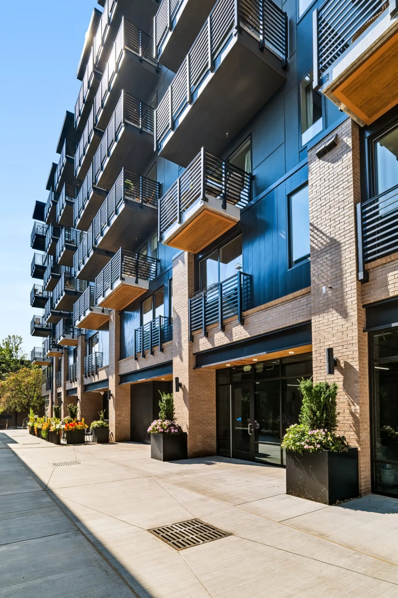 Stylish Downtown 1BR | Private Balcony + City View — photo 5
