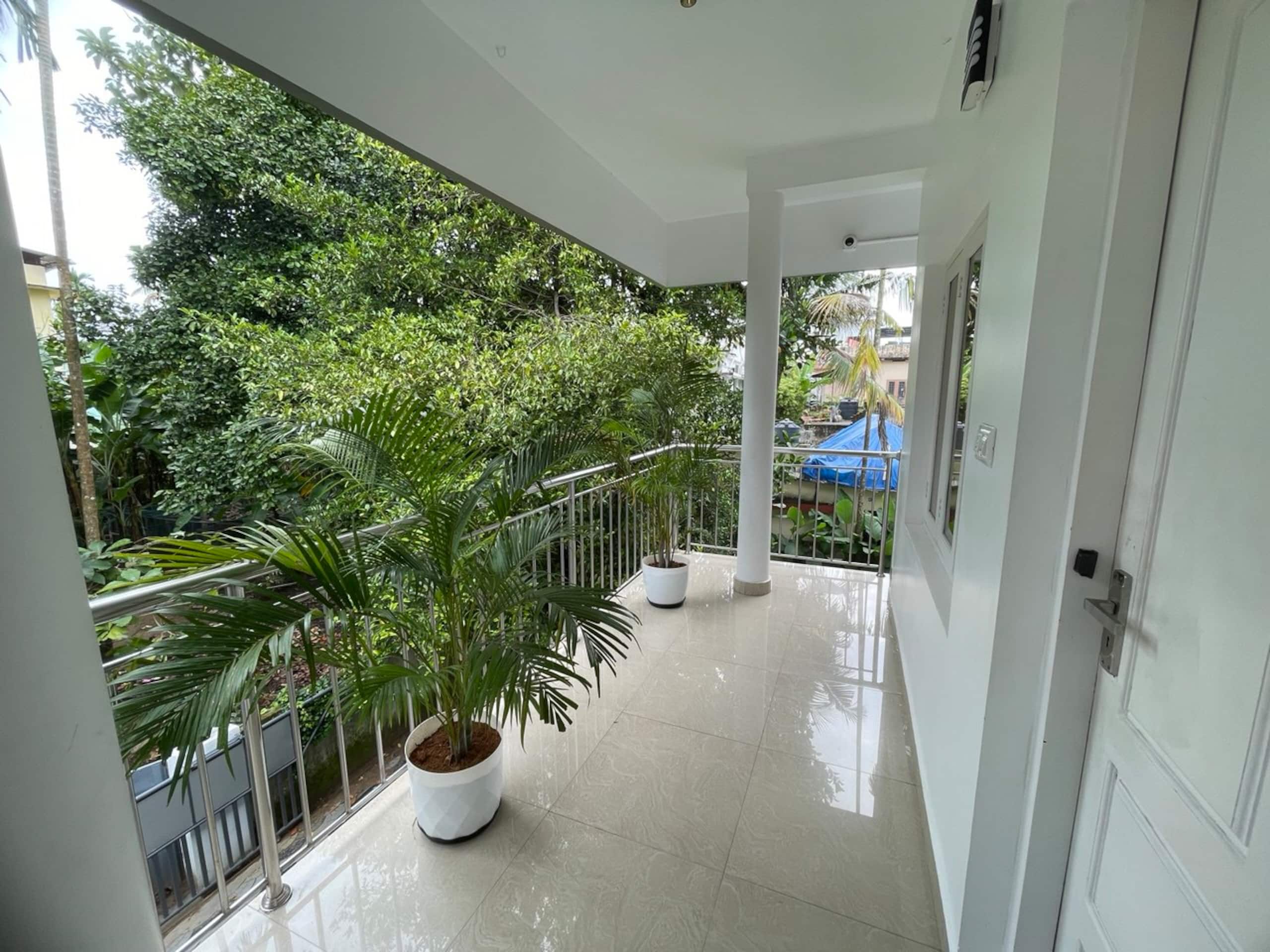 Urban Loft 1BHK 201 10 min to Lulu w/ greenery 22