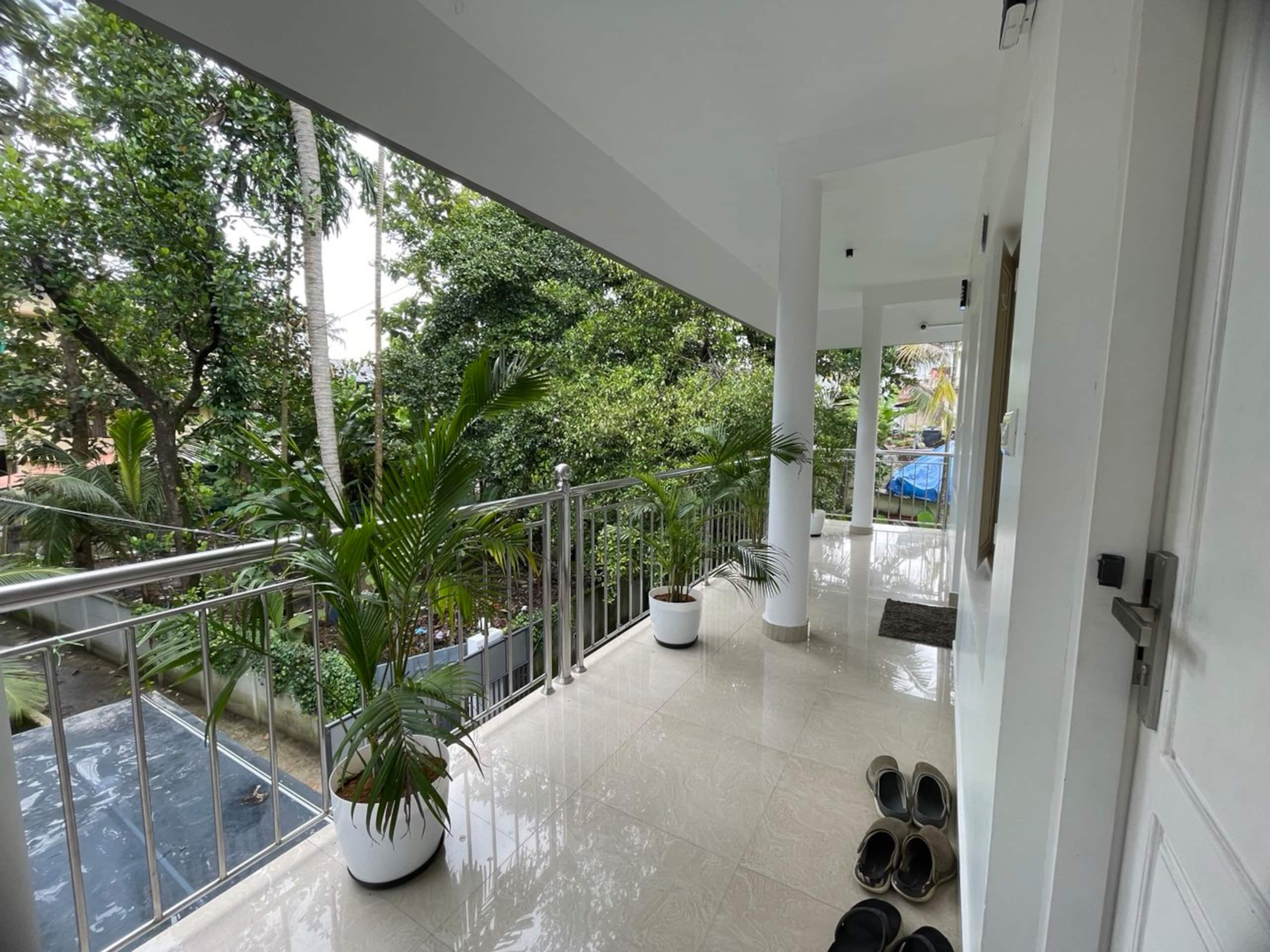 Urban Loft 1BHK 201 10 min to Lulu w/ greenery 21