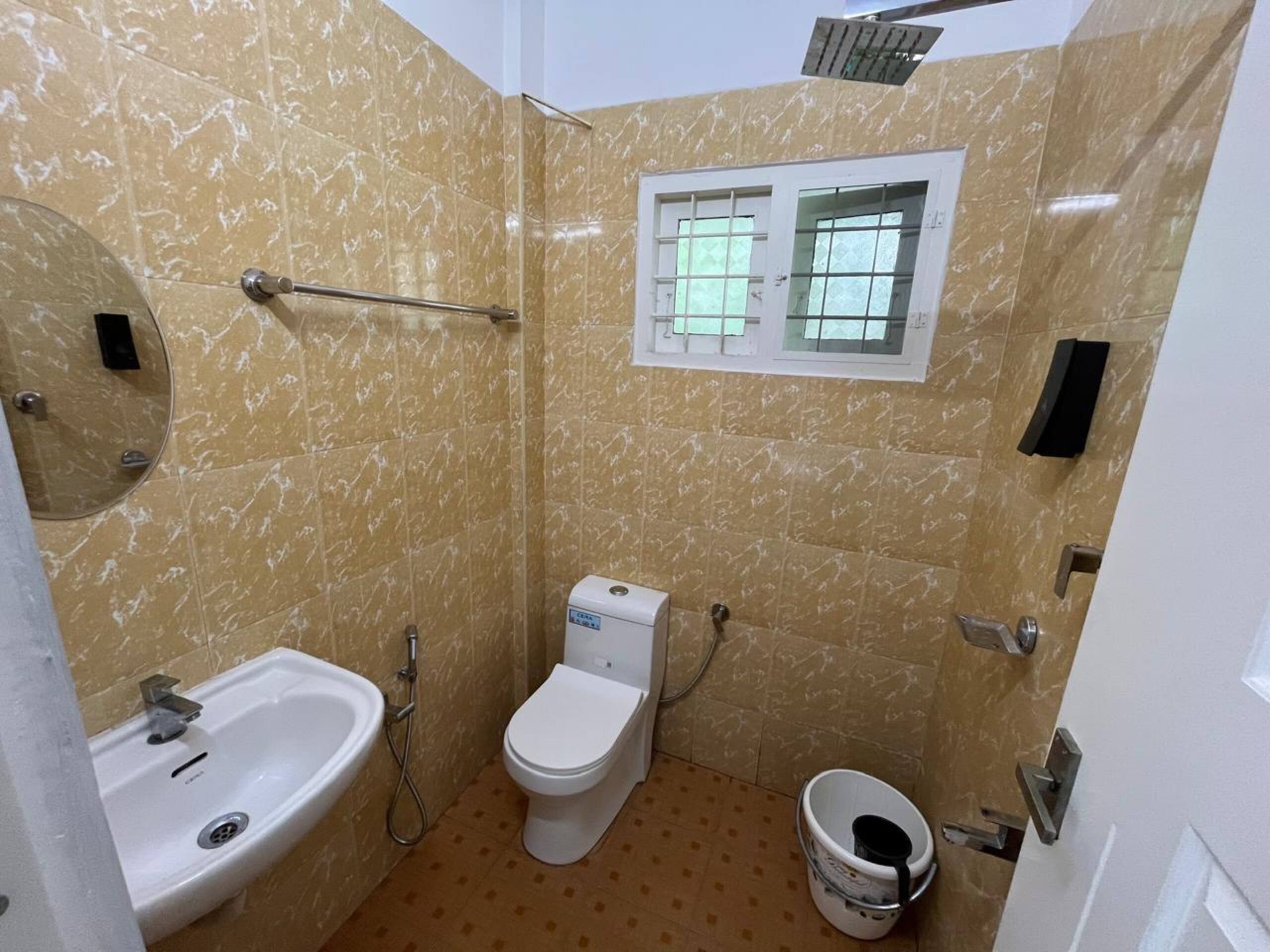 Urban Loft 1BHK 201 10 min to Lulu w/ greenery 11